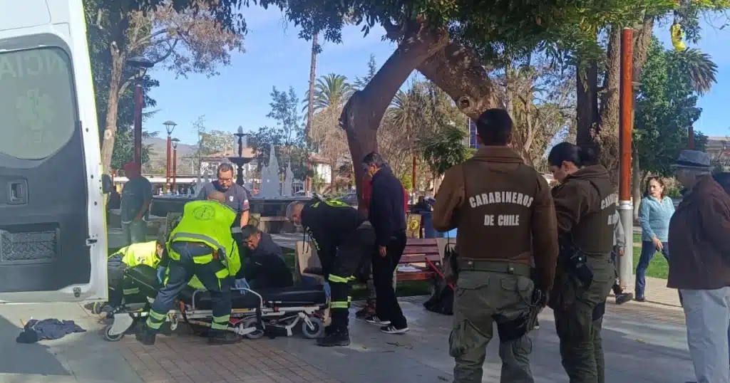 Bomberos de Illapel prestan primeros auxilios a a hombre en situación de calle.