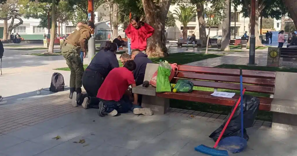 Bomberos de Illapel prestan primeros auxilios a a hombre en situación de calle.