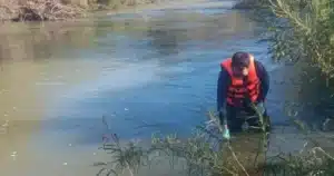 Toma de muestra en quebrada Quilmenco tras derrame de líquido de lixiviación de Minera Tres Valles
