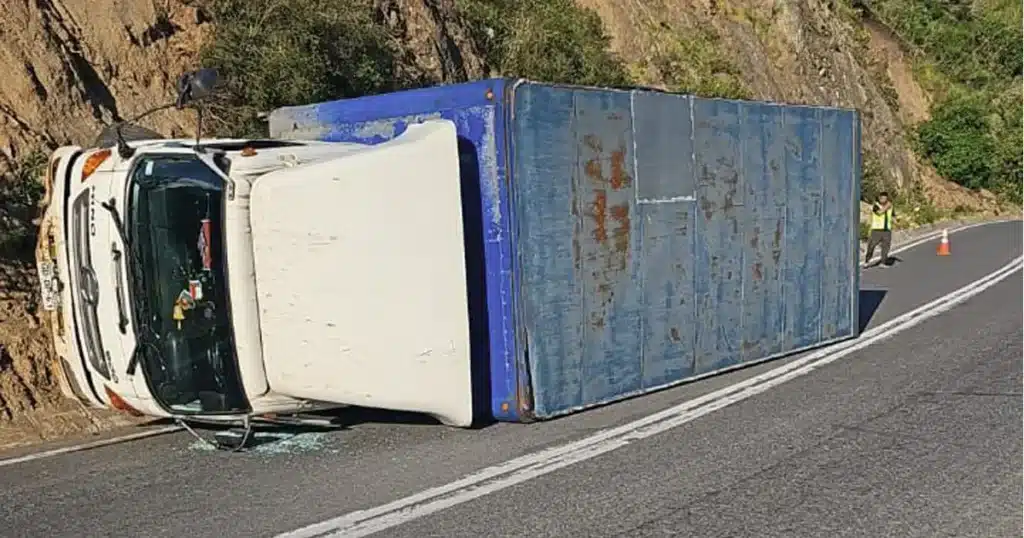 Camion de encomiendas PDQ volcado en cuesta cavilolén