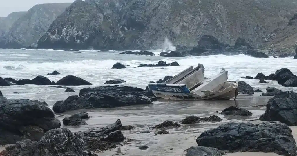 restos embarcación siniestrada en caleta Maitencillo, comuna de Canela