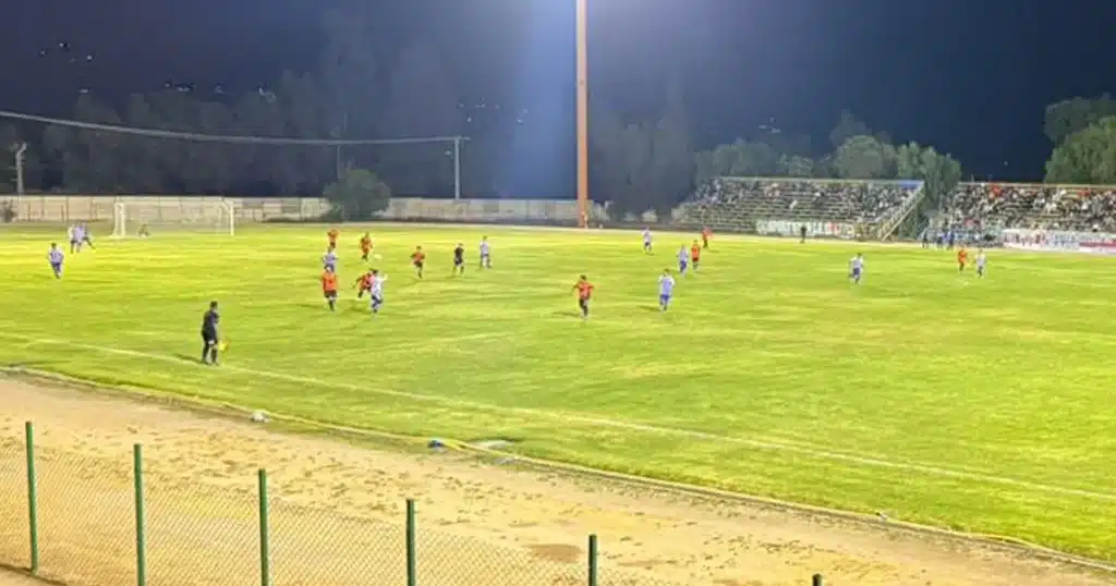 Vista general de un partido del Campeonato de los Barrios en desarrollo en el Estadio Municipal Bernardo O’Higgins de Illapel,
