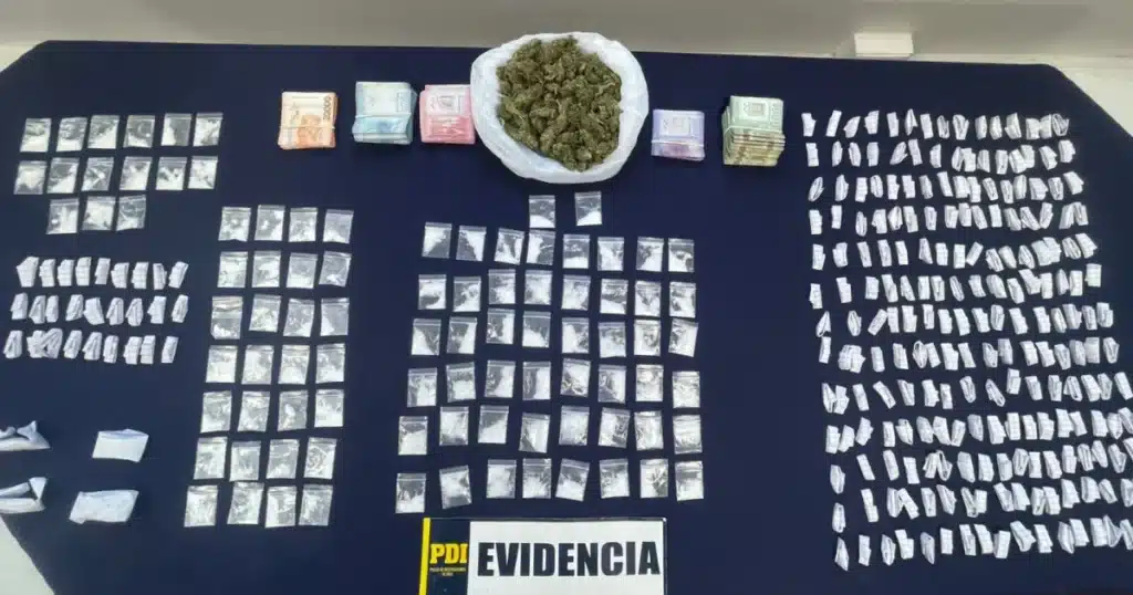 Evidencia incautada por la PDI: más de dos mil dosis de droga entre cannabis, cocaína y ketamina, junto a dinero en efectivo, dispuestas sobre una mesa.