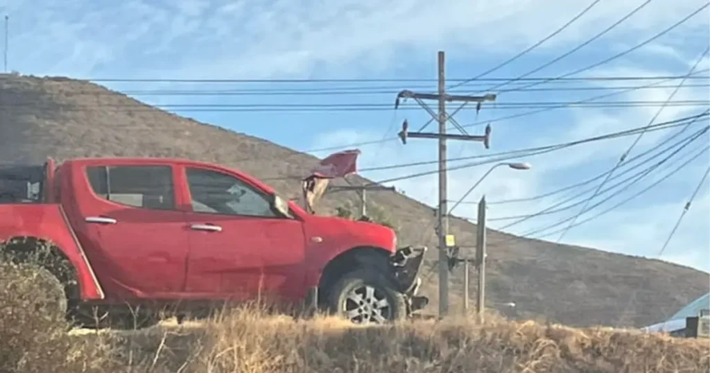 Camioneta roja con daños en la parte frontal tras accidente de tránsito en sector con postes y cables eléctricos en Illapel.