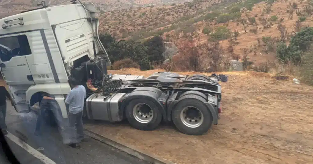 Camión detenido tras tijerarse en la cuesta Cavilolén luego de dañar su estanque de combustible