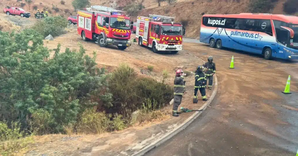 Bomberos trabaja en limpieza de combustible derramado en la calzada de la cuesta Cavilolén en la ruta D-47