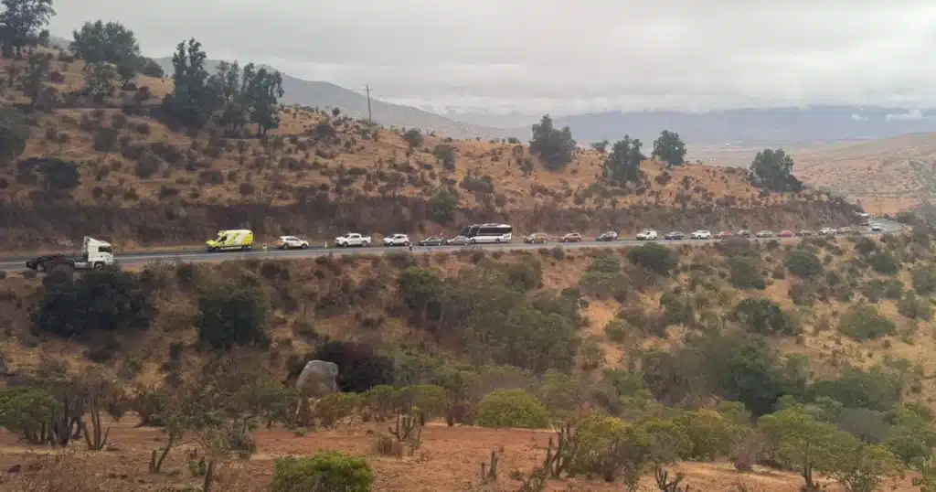 Fila de vehículos detenidos en la cuesta Cavilolén por emergencia con derrame de petróleo en la ruta Illapel Los Vilos