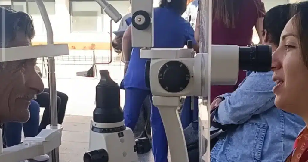 Paciente recibe examen ocular con equipo especializado durante operativo oftalmológico en el Hospital de Illapel.