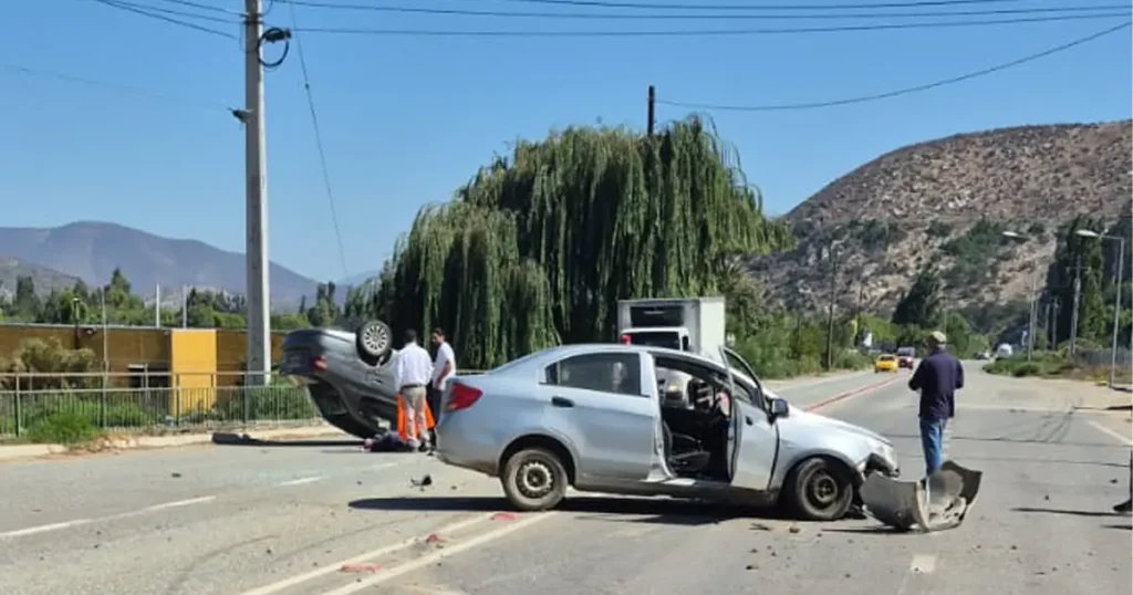 Dos vehículos colisionados en Ruta D-81 con uno volcado y personas en la calzada en Chuchiñí