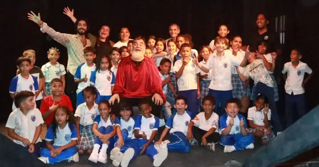 Integrantes de Ascetas posan junto a un grupo de estudiantes tras una actividad teatral