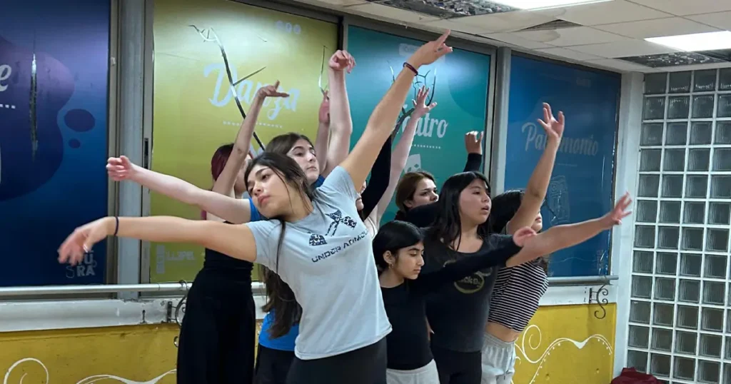 Integrantes de taller de danza ensayan una coreografía grupal en sala cultural de Illapel
