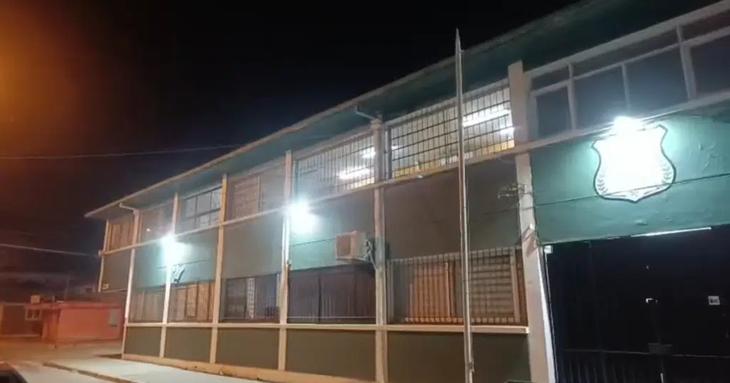 Fachada de recinto de Gendarmería iluminada de noche durante diligencias por causa penal
