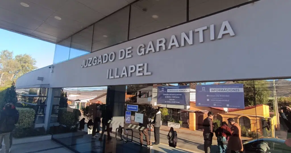 Frontis del Juzgado de Garantía de Illapel con personas en el acceso principal del recinto judicial