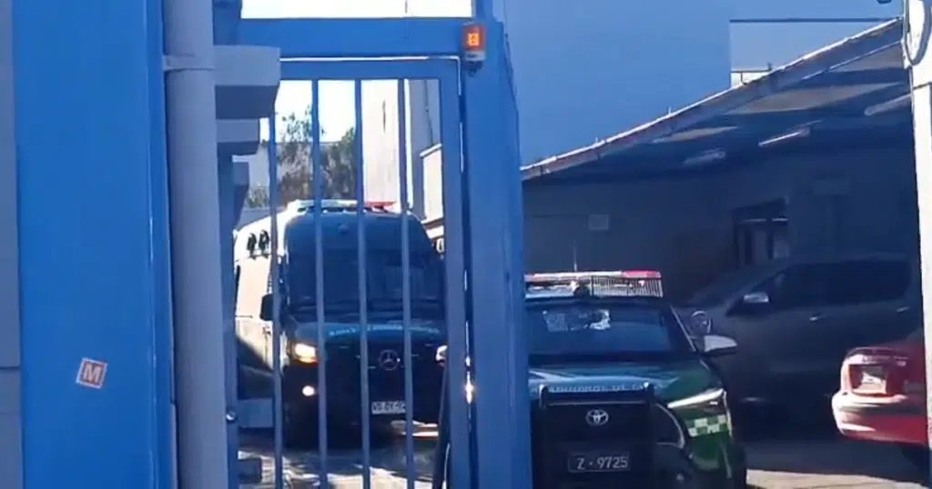 Vehículos de Gendarmería al interior de recinto judicial durante audiencia de formalización