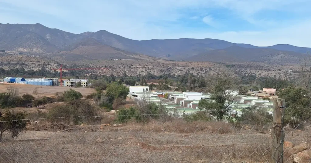 Viviendas del Condominio Doña Sofía se observan frente al área de construcción del nuevo Hospital de Illapel.